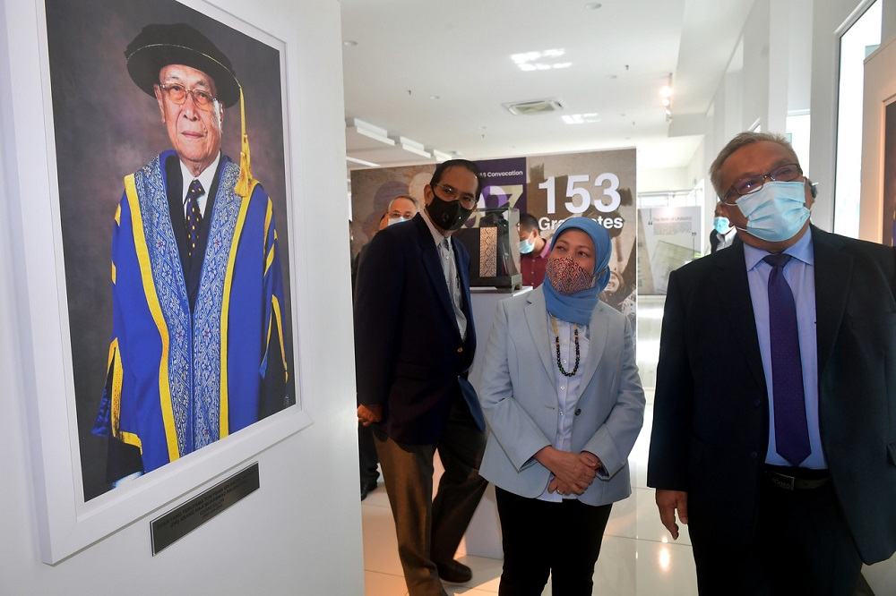 Tourism, Arts and Culture Minister Datuk Seri Nancy Shukri (centre) during a visit to University Malaysia Sarawak in Kota Samarahan September 24, 2020. u00e2u20acu2022 Bernama pic