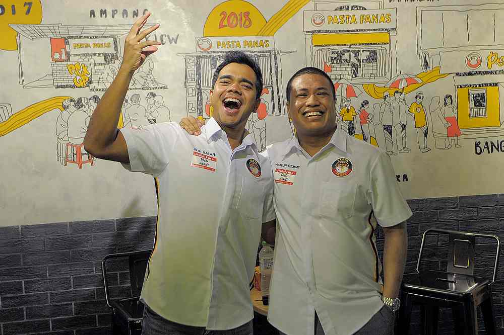 Pasta Panas founder Amiesh Remmy (right) with newly-appointed brand ambassador singer and actor Alif Satar at the launch of Pasta Panas flagship store in Bangsar, Kuala Lumpur. u00e2u20acu201d Picture by Shafwan Zaidon