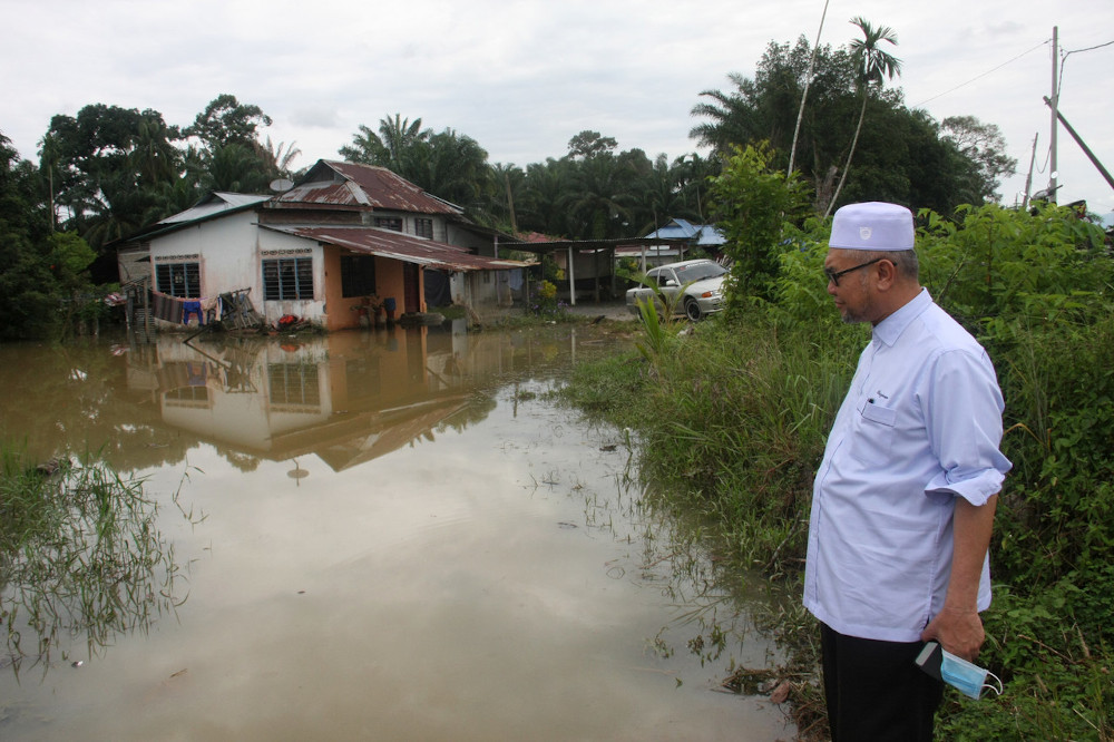 Perak Education, Human Capital Development, NGO and Civil Society Committee chairman Razman Zakaria looks at the flooded residentsu00e2u20acu2122 houses while surveying the floods in Kampung Tanjung Bugis, Tebuk Panchor in Bagan Serai, September 14, 2020. u00e2u20acu201d Bernama