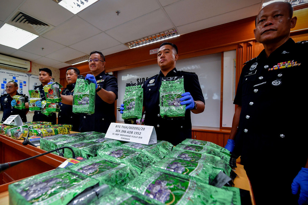 Melaka Narcotics CID chief Supt Zulkiflee Rashid (2nd left) shows the drug seizures at a press conference at the Melaka contingent headquarters September 29, 2020. u00e2u20acu201d Bernama pic