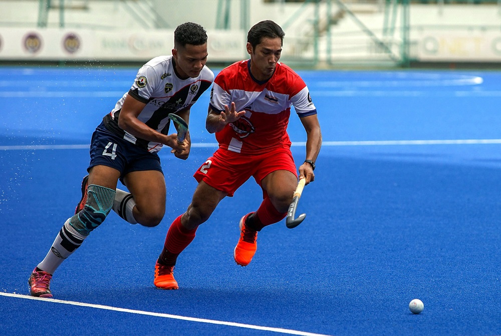 Kuala Lumpur player Sharil Saabah (right) is challenged by Pahangu00e2u20acu2122s Idris Samad during the Group D tie at the National Hockey Stadium in Bukit Jalil September 18, 2020. u00e2u20acu2022 Bernama pic