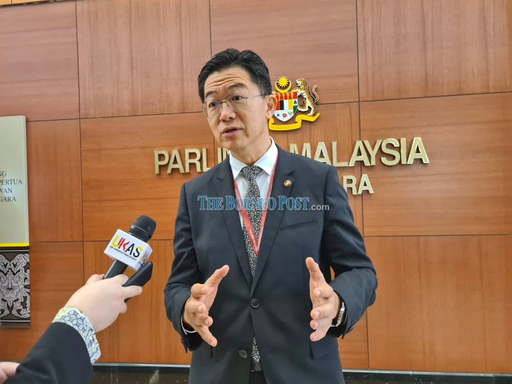 Senator Robert Lau said that 39 per cent of health clinics in Sarawak do not have medical officers and these clinics were located in the interiors. u00e2u20acu201d Borneo Post picn