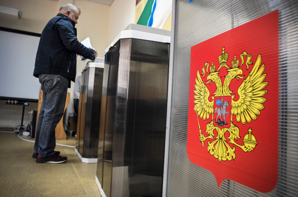 A man casts his ballot at a polling station in Novosibirsk September 13, 2020. u00e2u20acu201d AFP pic 