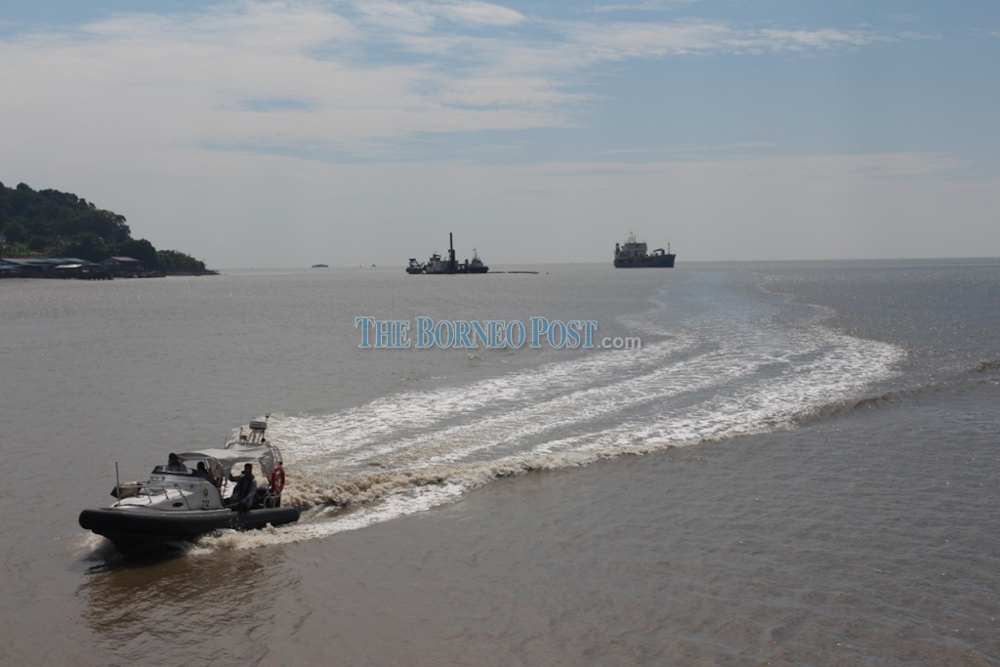 MMEA personnel conducting the search and rescue operation for the four men September 17, 2020. u00e2u20acu201d Picture by MMEA via Borneo Post