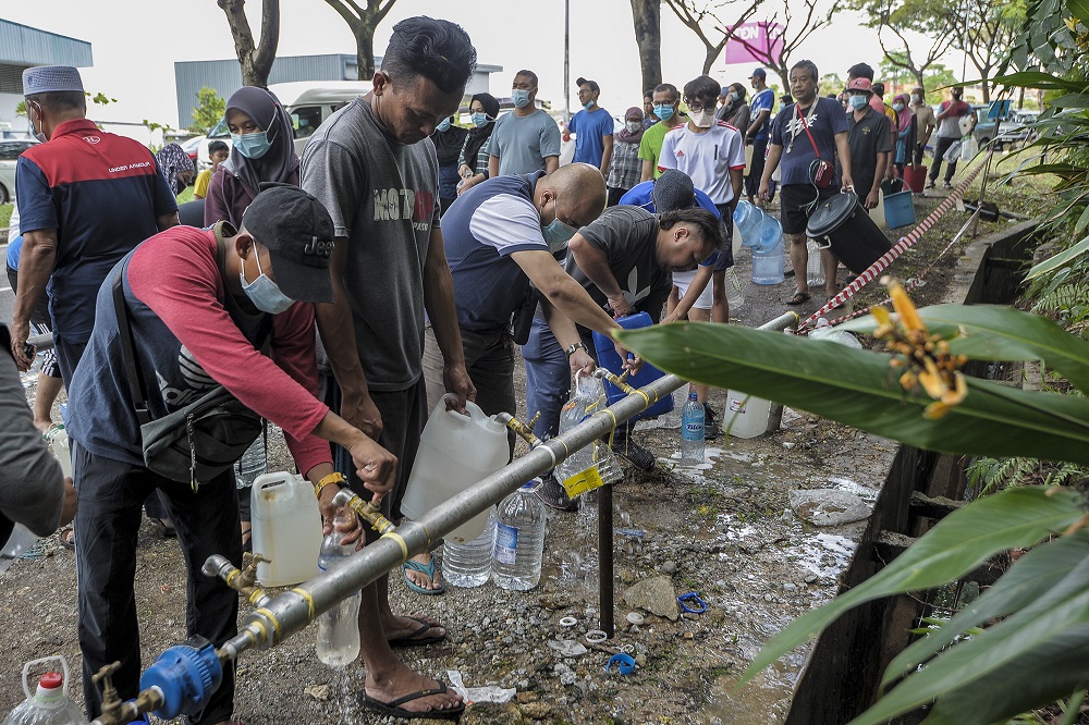 Residents fill their pails from a Syabas water point in Kuala Lumpur following the water disruption in the Klang Valley September 5, 2020. ― Picture by Shafwan Zaidon