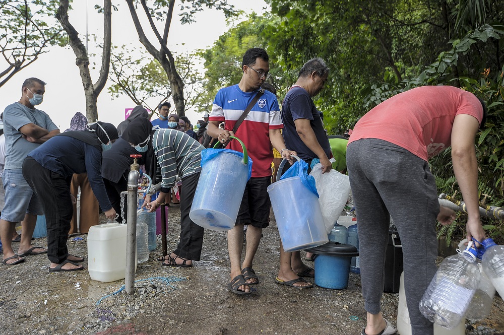 Residents of Keramat AU3 fill their pails with water following the water disruption in the Klang Valley September 5, 2020. u00e2u20acu2022 Picture by Shafwan Zaidon