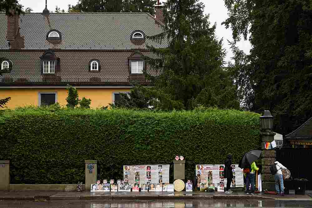 Thai activists demonstrate in front of a villa where Thai King Maha Vajiralongkorn often resides in Tutzing, Germany September 25, 2020. u00e2u20acu201d Reuters pic