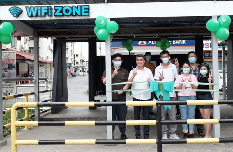 Chong (second from left) during the launch of the WiFi zone at the Kim Fung bus stop on Wednesday. u00e2u20acu201d Borneo Post pic