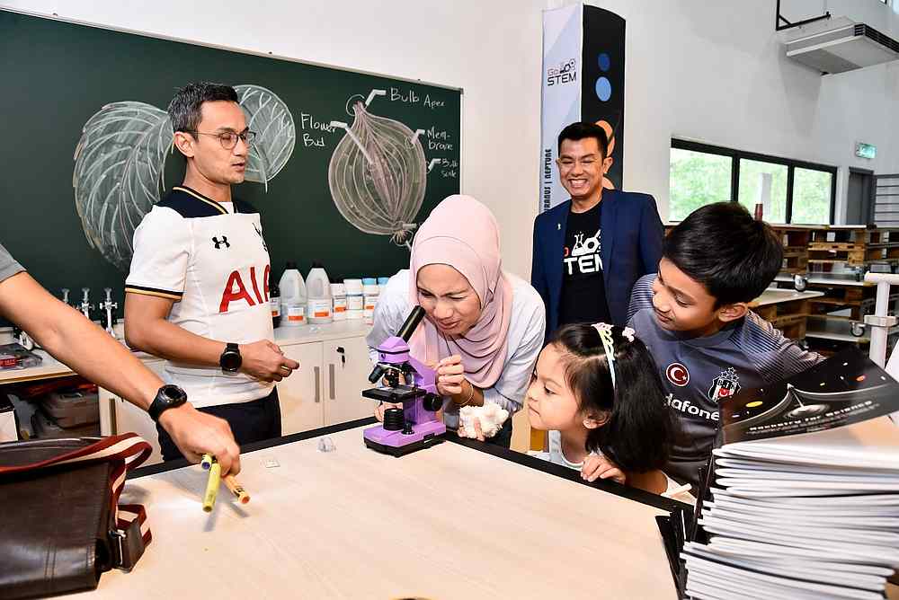 Faiz says he has been trying to cultivate more interest in the youth here in Malaysia about all things space and science related. — Picture via Facebook/AstroX. 
