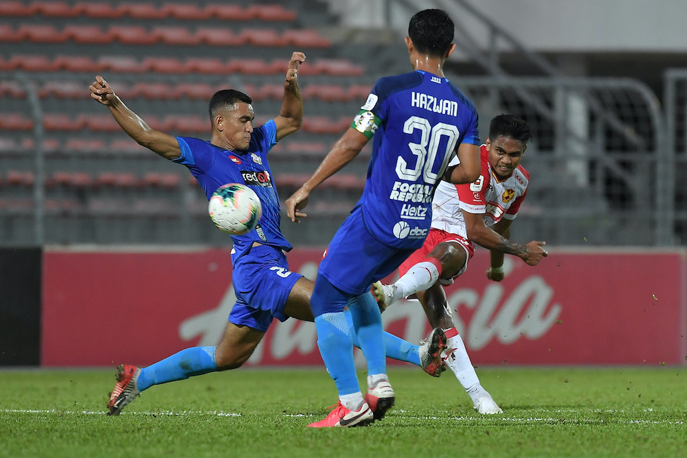 Selangor player, Sean Eugene Selvaraj (right) in action during the Super League match against Police, October 4, 2020. u00e2u20acu201d Bernama pic