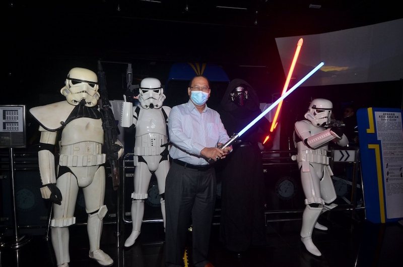 Ahmad having fun during the WSW opening ceremony at Planetarium Negara.— Picture via Facebook/Kementerian Sains, Teknologi dan Inovasi (Mosti)