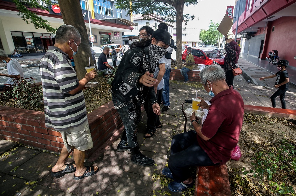 Starting with just 20 packets, the group's followers are now distributing 80 packets of food to the destitute in Ipoh 