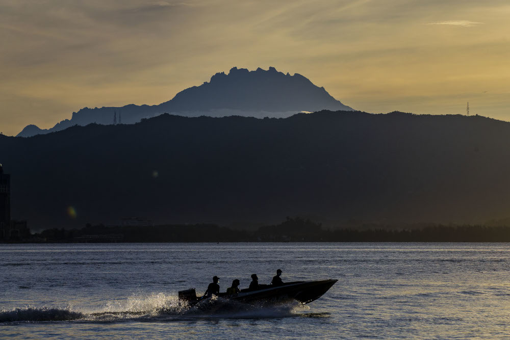 A speedboat passes the Mount Kinabalu September 30, 2020. u00e2u20acu201d Picture by Firdaus Latif 