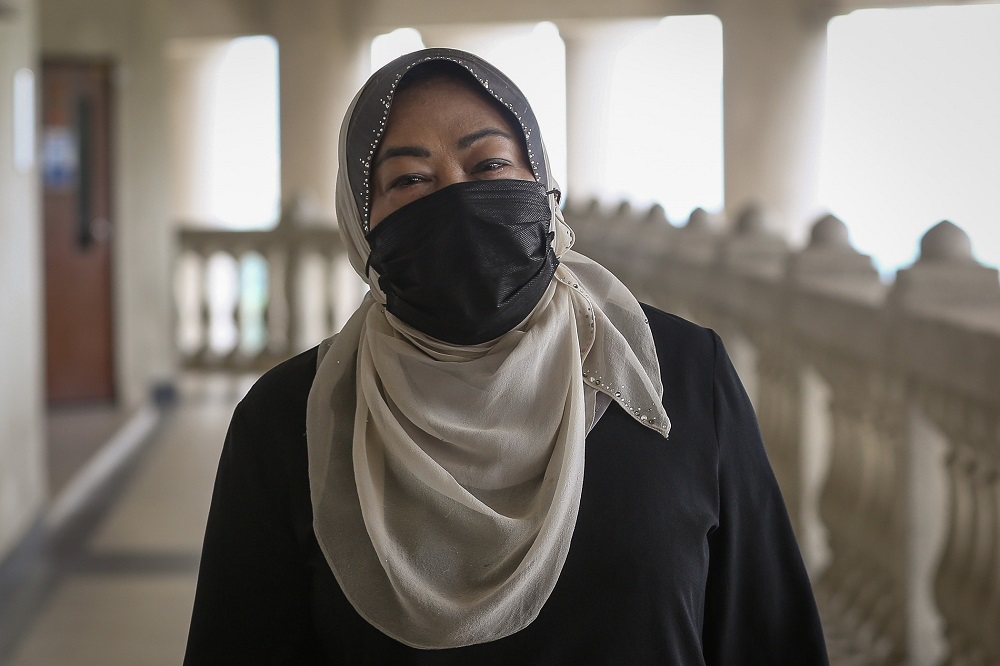 Former Malaysian External Intelligence Organisation chief Datuk Hasanah Abdul Hamid arrives at the Kuala Lumpur High Court October 5, 2020. u00e2u20acu201d Picture by Yusof Mat Isa