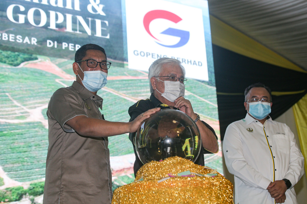 Perak Mentri Besar Datuk Seri Ahmad Faizal Azumu visits the Gopine pineapple processing and collection centre at RTC Gopeng October 8, 2020. — Picture by Farhan Najib