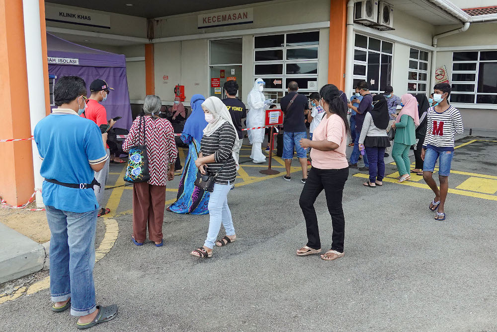 People waiting for Covid-19 screening at Klinik Kesihatan Bandar Botanic a day before the conditional movement control order (CMCO) on October 8, 2020. u00e2u20acu201d Picture by Miera Zulyana