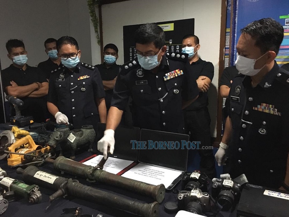 Lim showing the press an antique copper cannon which was among the stolen items seized from the two gangs in Miri. u00e2u20acu201d Borneo Post Online pic