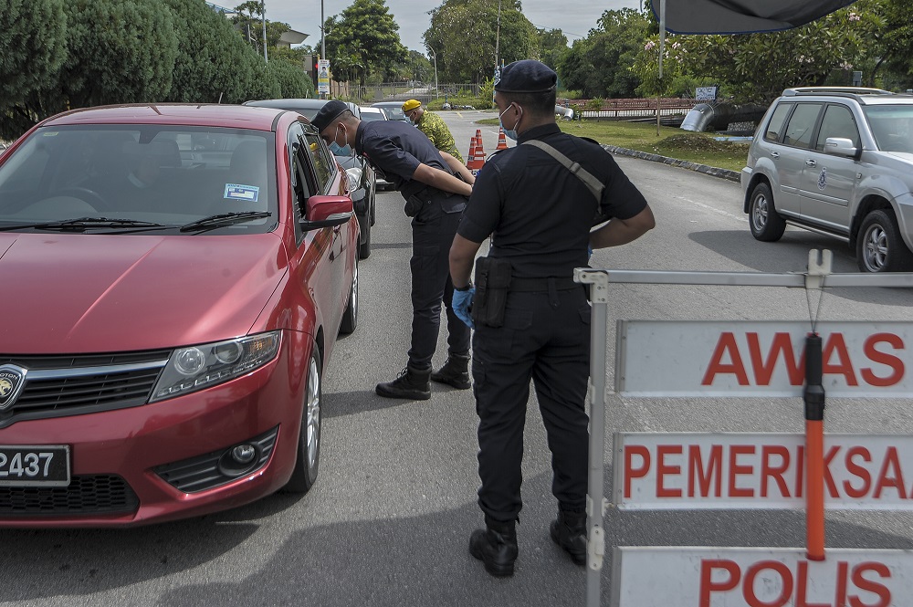 Policemen conduct checks on vehicles at a roadblock at Taman Sri Andalas in Klang October 10, 2020. u00e2u20acu201d Picture by Shafwan Zaidon
