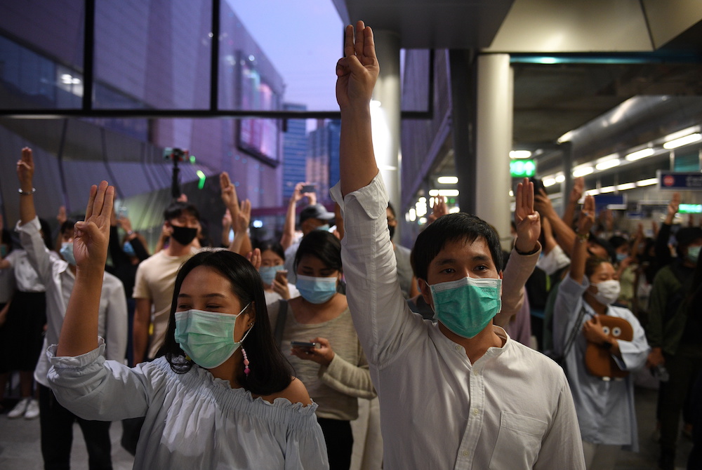 Pro-democracy protesters make a three-finger salute at 6:00 Pm, at the time the national anthem is usually played in all public transport stations in Bangkok, Thailand October 20, 2020. u00e2u20acu201d Reuters pic
