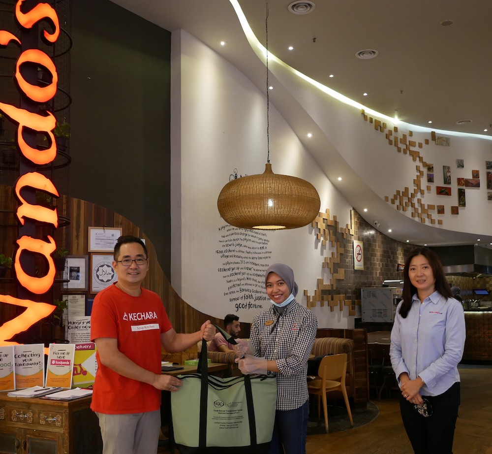 (L-R) Kechara Soup Kitchen representative, Justin Cheah, Patrou of Avenue K, Nur Amni Rawaida and Nando's Malaysia and Singapore Group CEO Mac Chung Lynn. u00e2u20acu201d Picture by Nando's Malaysiann