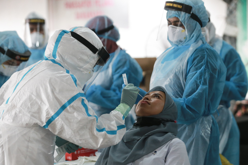 The Petaling District Health Clinic staff conducting Covid-19 swab tests at Pelangi Apartments October 21, 2020. u00e2u20acu201d Picture by Ahmad Zamzahuri