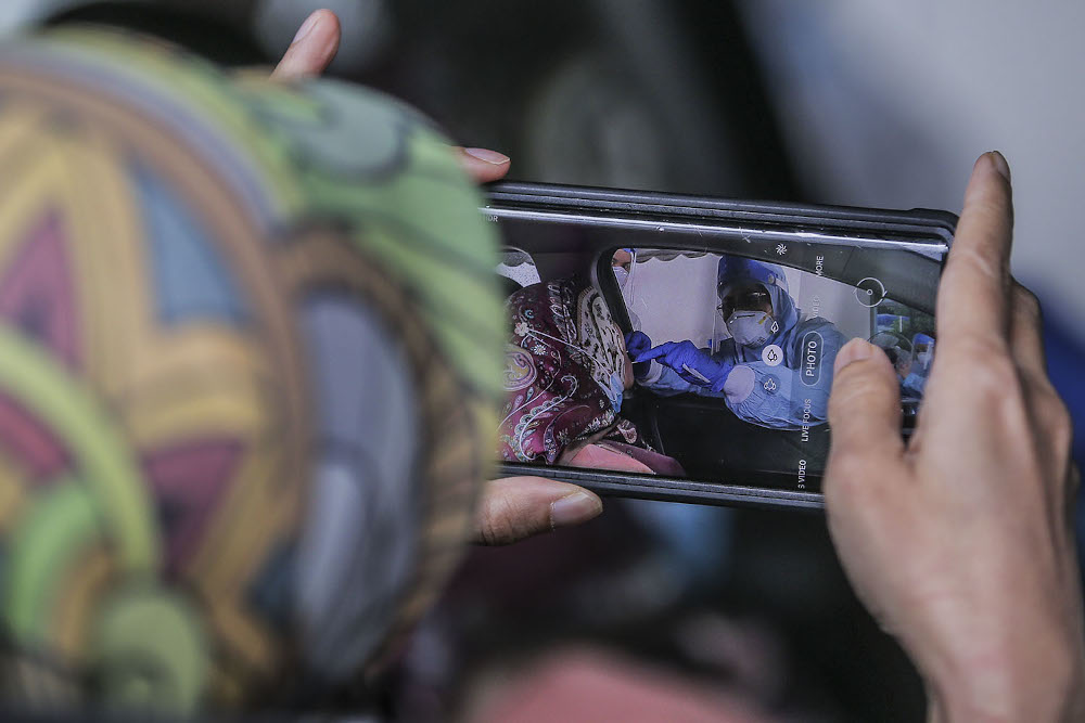 Healthcare workers carry out Covid-19 screening in Kuala Lumpur October 21, 2020. u00e2u20acu201d Picture by Hari Anggara