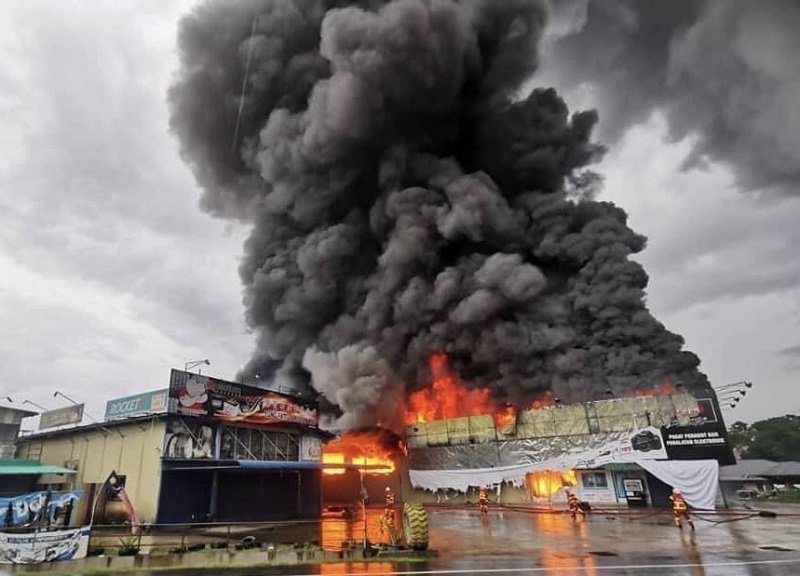 Firefighters controlling the blaze that destroyed the Chan Furniture warehouse at Jalan Lintas Kepayan yesterday morning. u00e2u20acu201d Borneo Post Online pic