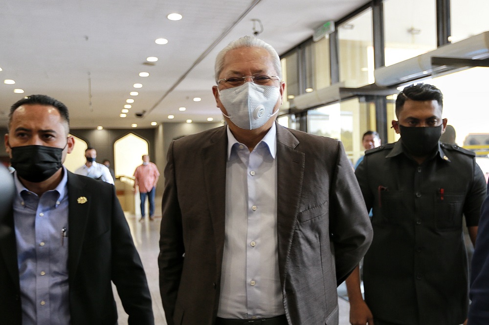 Umno secretary-general Tan Sri Annuar Musa arrives for a Barisan Nasional meeting at the Putra World Trade Centre in Kuala Lumpur October 26, 2020. u00e2u20acu201d Picture by Ahmad Zamzahuri 
