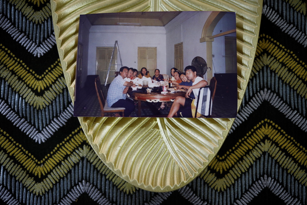An old 1999 family photo shows royal descendant Tengku Shawal (left) having a meal together with relatives in their last days at their home, Istana Kampong Glam, in Singapore August 21, 2020. u00e2u20acu201d Reuters pic
