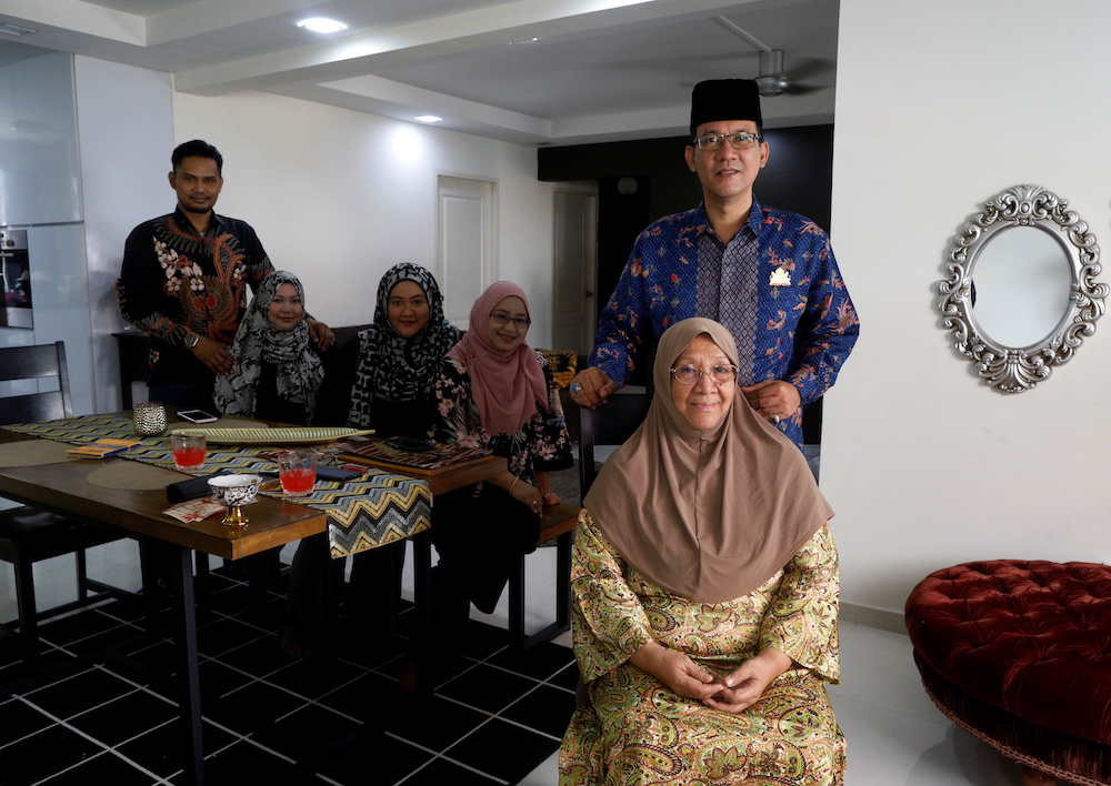 Tengku Shawal, a royal descendant, poses for photos with his mother (R-L) Tengku Fatimah, wife Sa'adah Binti Othman, sister Tengku Intan, daughter Tengku Puteri and her husband Mohamad Fairoze n Singapore August 21, 2020. — Reuters pic