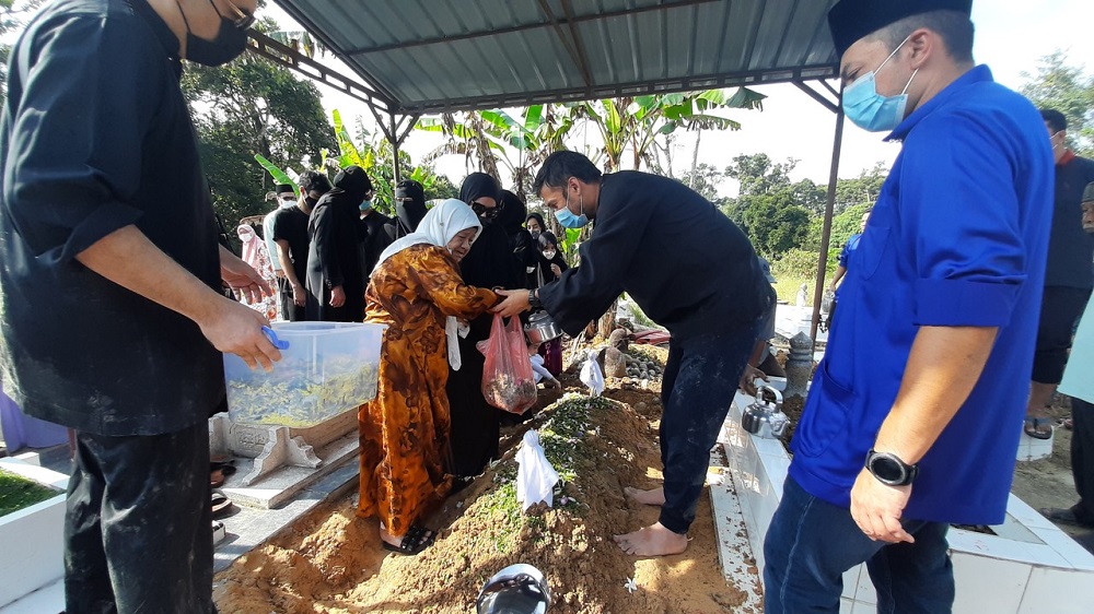 Jenazah bekas Menteri Pembangunan Luar Bandar dan Wilayah Tan Sri Abdul Aziz Shamsuddin selamat dikebumikan di Tanah Perkuburan Islam Gunung Mesah hari ini. u00e2u20acu2022 Foto Bernama