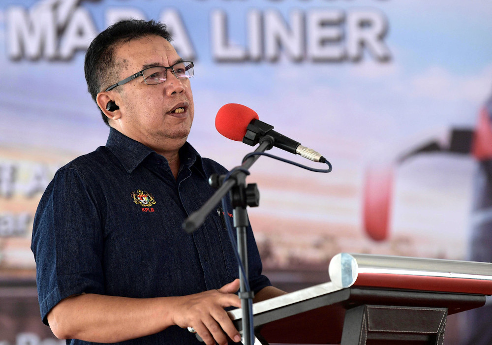 Rural Development Minister Datuk Abdul Latiff Ahmad speaking at the Mara Liner New Bus Handover Ceremony at the Mara Liner Workshop, Bandar Penawar in Johor, October 5, 2020. u00e2u20acu201d Bernama pic 
