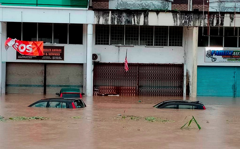 A few vehicles are seen submerged in flood water in Tuaran October 5, 2020. u00e2u20acu201d Bernama pic