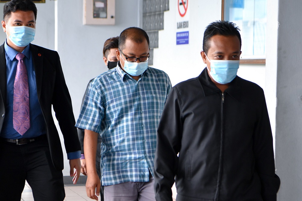 Hairudin Ngadiron (centre) at the  Sessions Court in Melaka October 23, 2020. u00e2u20acu201d Bernama pic