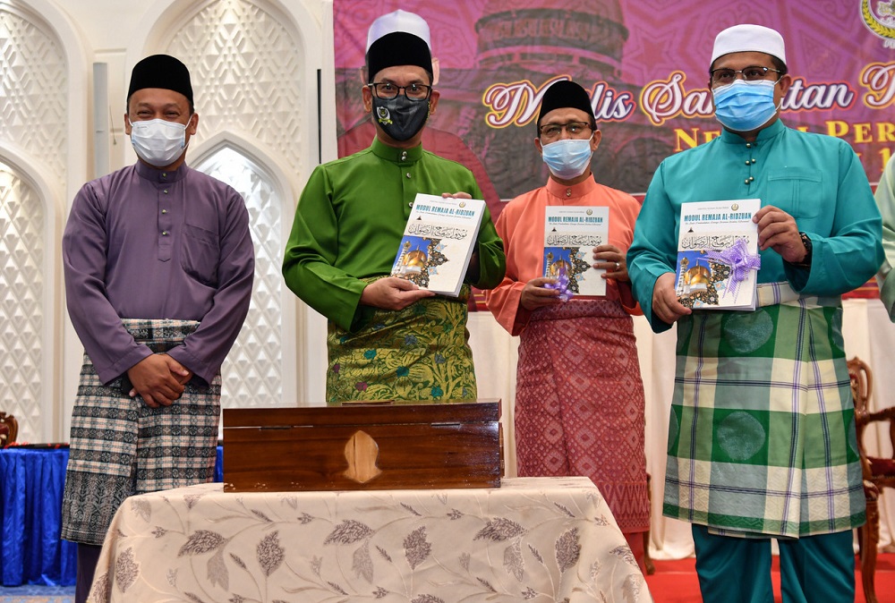 Perak Mentri Besar Datuk Seri Ahmad Faizal Azumu (second left) at the state-level Maulidur Rasul celebrations at the Sultan Azlan Shah mosque in Ipoh October 28, 2020. u00e2u20acu201d Bernama pic
