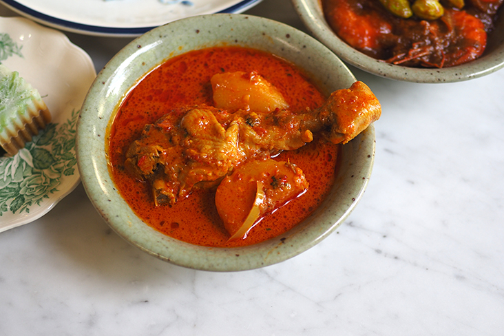 With your 'nasi lemak', they serve a thick, delicious 'kari kapitan' cooked with chicken, potatoes, 'belacan' and dried shrimps
