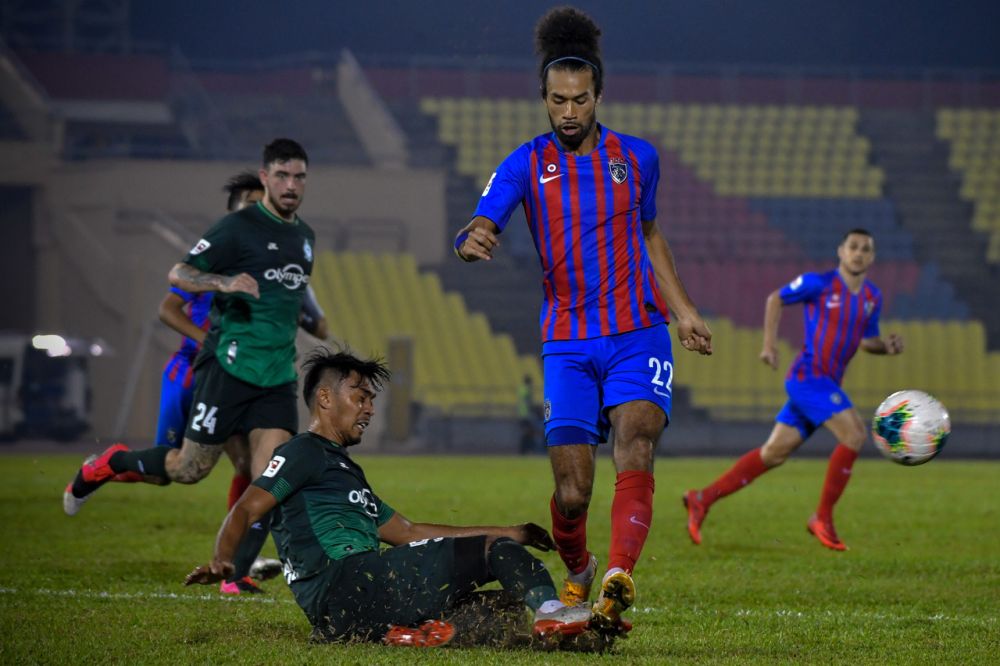 Johor Darul Takzimu00e2u20acu2122s La'vere Lawrence Corbin-Ong (centre) in action against Melaka Unitedu00e2u20acu2122s Annas Rahmat at the Han Jebat Stadium in Melaka October 10, 2020. u00e2u20acu201d Bernama pic