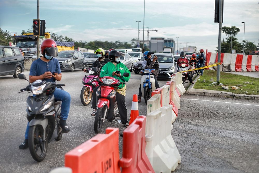 Motorists crowd around the blocked entrance of Persiaran Sungai Buloh as the conditional control movement order kicks in on October 14, 2020. u00e2u20acu201d Picture by Ahmad Zamzahuri