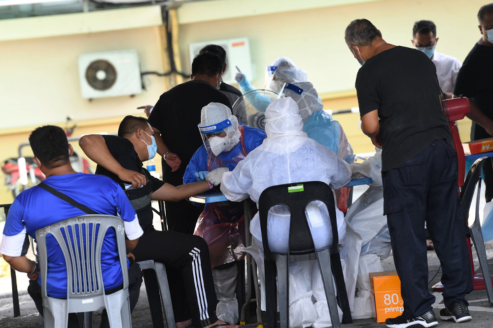 Inmates of Alor Setar Prison undergoing Covid-19 swab test October 1, 2020. u00e2u20acu201d Bernama pic 