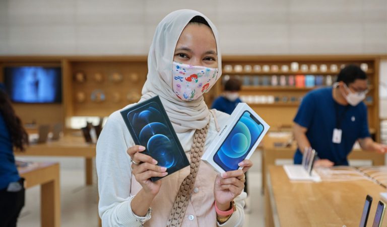 Right after last weeku00e2u20acu2122s keynote, Apple has released the official iPhone 12 Malaysian pricing but stopped short of revealing its availability date. u00e2u20acu2022 Picture via SoyaCincau
