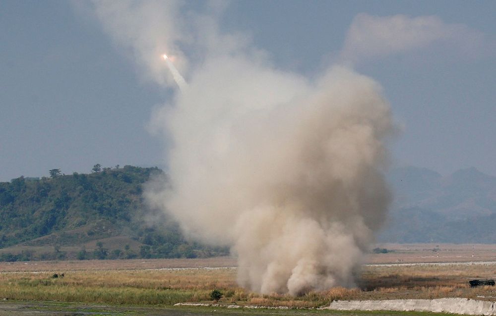 File picture shows the US military firing a High Mobility Artillery Rocket System (HIMARS) during a military exercise with Philippine troops called u00e2u20acu02dcBalikatanu00e2u20acu2122 (shoulder-to-shoulder) in Capas, Tarlac in northern Philippines April 14, 2016. u00e2u20acu201d