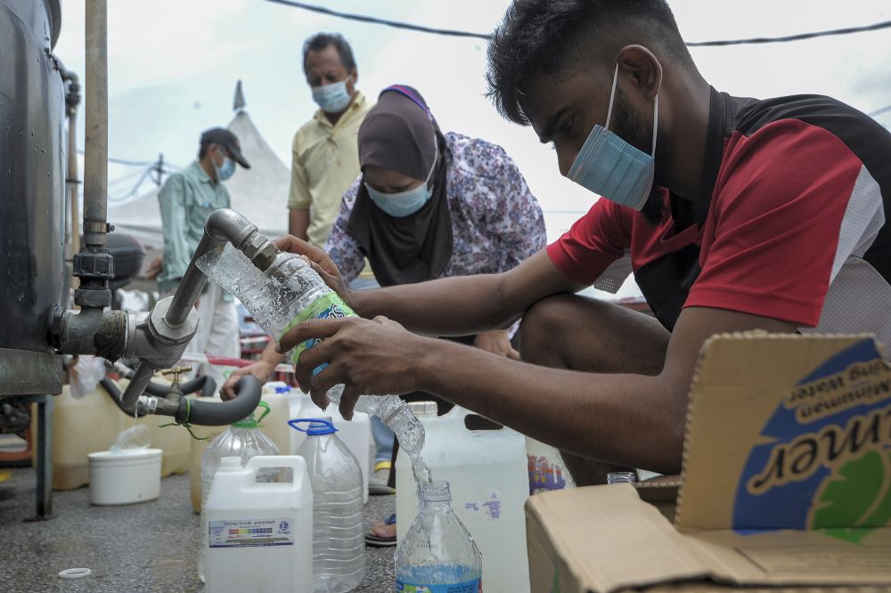 Residents fill their pails at a water point in Bangi following the water disruption in Hulu Selangor October 6, 2020. u00e2u20acu2022 Picture by Shafwan Zaidon