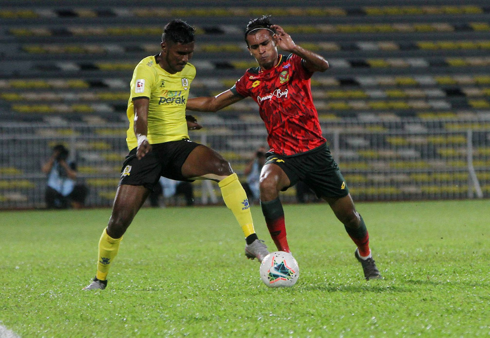 Perak player Partiban K Janasekaran (left) and Kedah player Muhammad Shakir Hamzah in action during the Super League 2020 match at the Perak Stadium, Ipoh October 11, 2020. u00e2u20acu201d Bernama pic