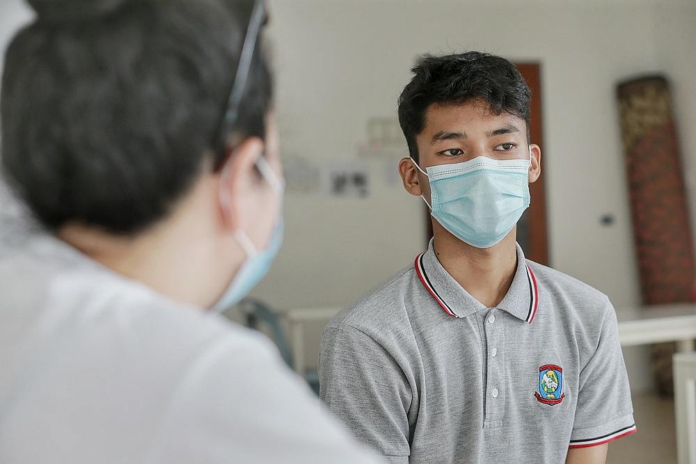 Avid photographer John struggles with e-learning due to unstable internet connectivity and low mobile credits. — Picture by Ahmad Zamzahuri