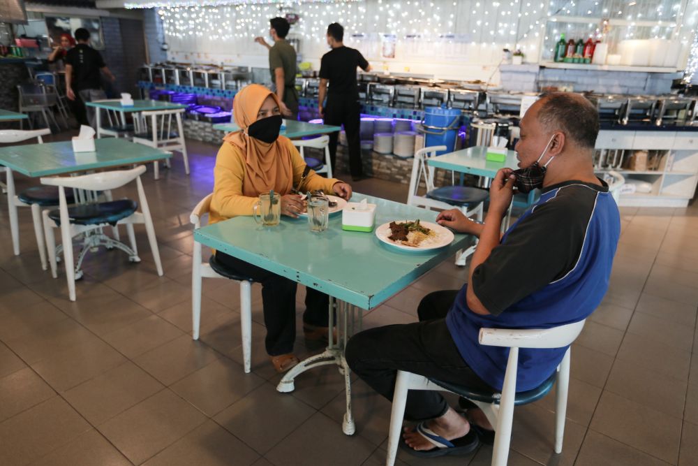 People are seen dining at a restaurant in Selangor as the conditional movement control order kicks in October 14, 2020. u00e2u20acu201d Picture by Ahmad Zamzahuri