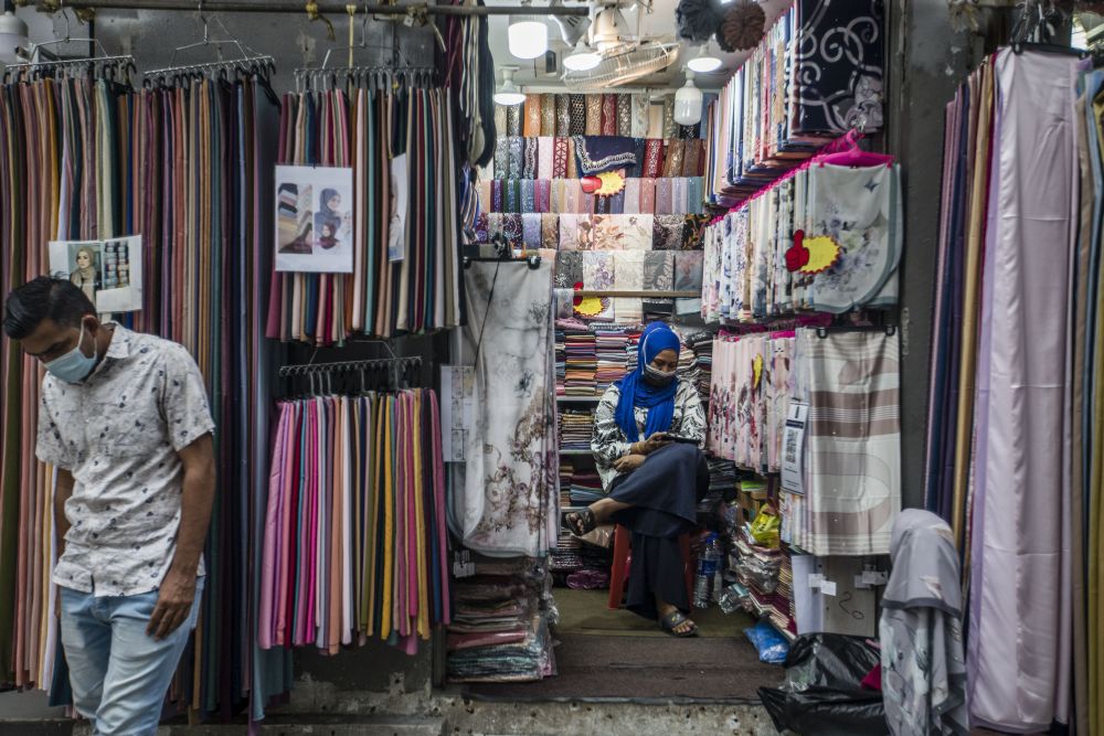 Street vendors are seen waiting for customers on Jalan Tuanku Abdul Rahman amid the conditional movement control order in Kuala Lumpur October 23, 2020. u00e2u20acu201d Picture by Firdaus Latif