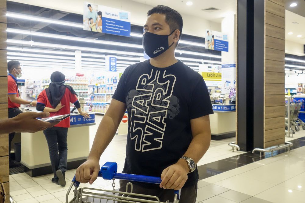 Mohammad Zulfadli Rashid speaks to Malay Mail during a street poll in Kuala Lumpur.