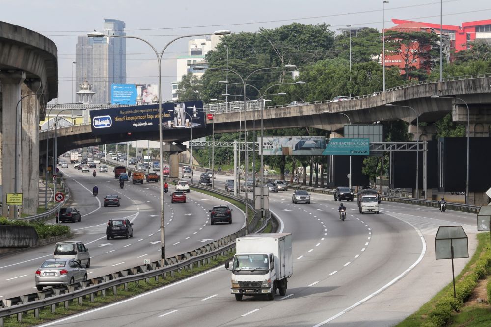 A general view of traffic on the Federal Highway October 14, 2020. u00e2u20acu201d Picture by Choo Choy May