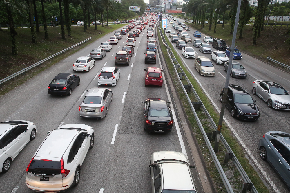 Traffic jam along the Federal Highway, October 13, 2020. u00e2u20acu201d Picture by Choo Choy May