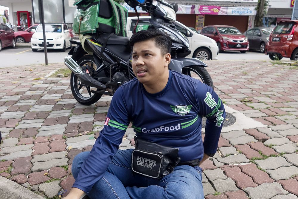 GrabFood rider Muhammad Firdaus Jasni speaks to Malay Mail during a interview in Kuala Lumpur October 14, 2020. — Picture by Shafwan Zaidon